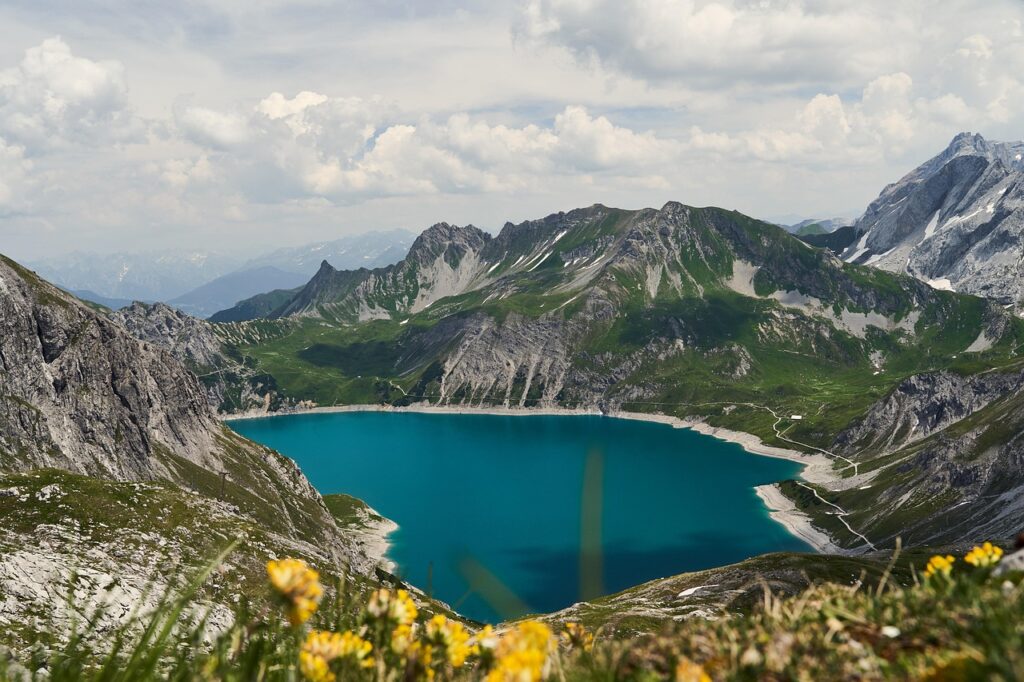 Il lago alpino che sembra uscito da una cartolina