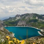 Lago alpino cristallino circondato da montagne, un paesaggio da cartolina.