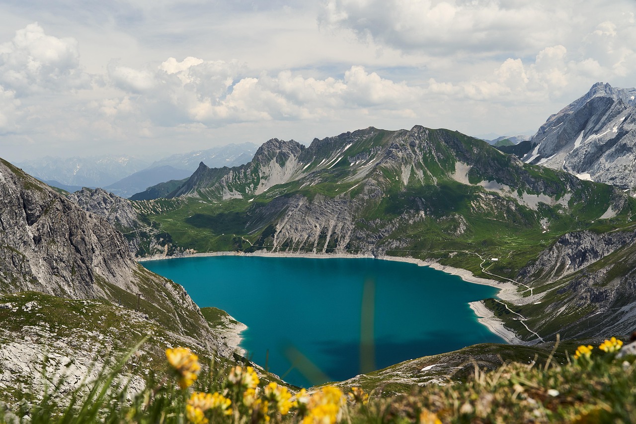 Lago alpino cristallino circondato da montagne, un paesaggio da cartolina.