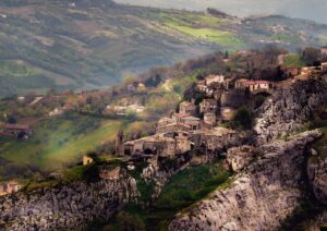 Borgo medievale nascosto, strade acciottolate e architettura storica che evocano un'atmosfera senza tempo.