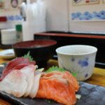 Piatto giapponese con sushi, verdure fresche e riso, simbolo della dieta sana dei giapponesi.