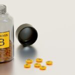 Donna che osserva il sole, simbolo di vitamina D e salute, mostrando segni di affaticamento.