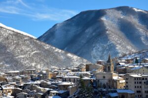 Vista panoramica mozzafiato su montagne italiane dal paese incantevole.