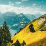 Panorama mozzafiato lungo un sentiero naturale, con montagne e cieli sereni.